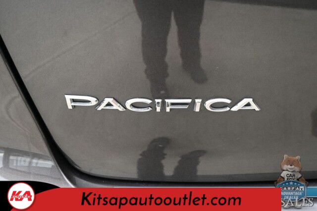 2023 Chrysler Pacifica Touring L / Auto Start / Power & Heated Leather Seats / Heated Steering / Adaptive Cruise / Lane Depart & Blind Spot Alert / Apple CarPlay & Android Auto / Back Up Cam / 3rd Row / Seats 7 / Block Heater / 1-Owner Banglore