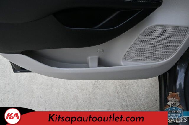 2023 Chrysler Pacifica Touring L / Auto Start / Power & Heated Leather Seats / Heated Steering / Adaptive Cruise / Lane Depart & Blind Spot Alert / Apple CarPlay & Android Auto / Back Up Cam / 3rd Row / Seats 7 / Block Heater / 1-Owner Banglore
