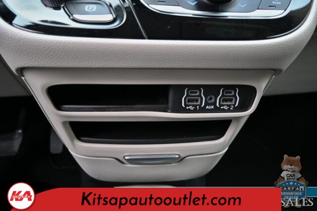 2023 Chrysler Pacifica Touring L / Auto Start / Power & Heated Leather Seats / Heated Steering / Adaptive Cruise / Lane Depart & Blind Spot Alert / Apple CarPlay & Android Auto / Back Up Cam / 3rd Row / Seats 7 / Block Heater / 1-Owner Banglore