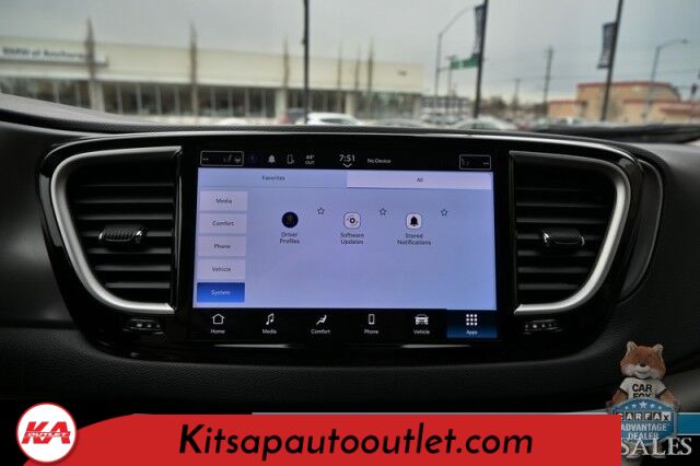 2023 Chrysler Pacifica Touring L / Auto Start / Power & Heated Leather Seats / Heated Steering / Adaptive Cruise / Lane Depart & Blind Spot Alert / Apple CarPlay & Android Auto / Back Up Cam / 3rd Row / Seats 7 / Block Heater / 1-Owner Banglore