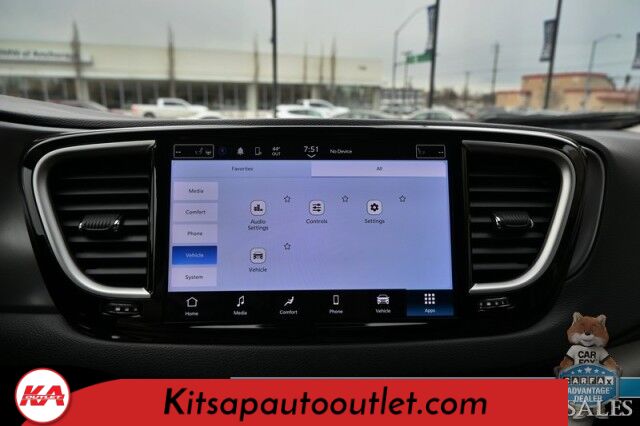 2023 Chrysler Pacifica Touring L / Auto Start / Power & Heated Leather Seats / Heated Steering / Adaptive Cruise / Lane Depart & Blind Spot Alert / Apple CarPlay & Android Auto / Back Up Cam / 3rd Row / Seats 7 / Block Heater / 1-Owner Banglore
