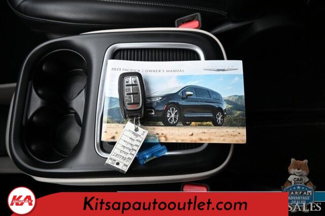 2023 Chrysler Pacifica Touring L / Auto Start / Power & Heated Leather Seats / Heated Steering / Adaptive Cruise / Lane Depart & Blind Spot Alert / Apple CarPlay & Android Auto / Back Up Cam / 3rd Row / Seats 7 / Block Heater / 1-Owner Banglore