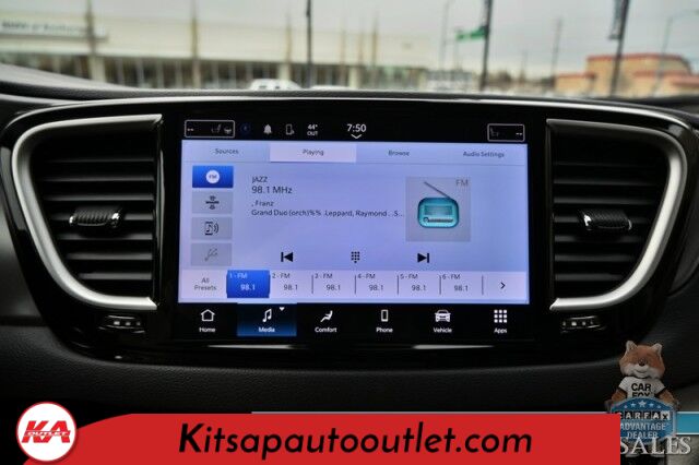 2023 Chrysler Pacifica Touring L / Auto Start / Power & Heated Leather Seats / Heated Steering / Adaptive Cruise / Lane Depart & Blind Spot Alert / Apple CarPlay & Android Auto / Back Up Cam / 3rd Row / Seats 7 / Block Heater / 1-Owner Banglore