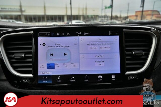 2023 Chrysler Pacifica Touring L / Auto Start / Power & Heated Leather Seats / Heated Steering / Adaptive Cruise / Lane Depart & Blind Spot Alert / Apple CarPlay & Android Auto / Back Up Cam / 3rd Row / Seats 7 / Block Heater / 1-Owner Banglore