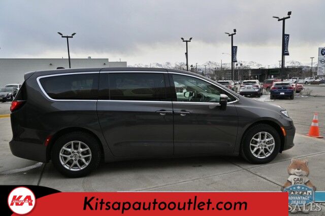 2023 Chrysler Pacifica Touring L / Auto Start / Power & Heated Leather Seats / Heated Steering / Adaptive Cruise / Lane Depart & Blind Spot Alert / Apple CarPlay & Android Auto / Back Up Cam / 3rd Row / Seats 7 / Block Heater / 1-Owner Banglore