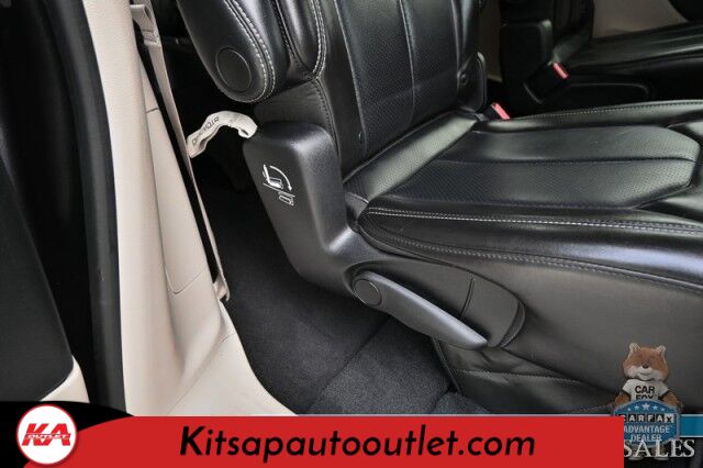 2023 Chrysler Pacifica Touring L / Auto Start / Power & Heated Leather Seats / Heated Steering / Adaptive Cruise / Lane Depart & Blind Spot Alert / Apple CarPlay & Android Auto / Back Up Cam / 3rd Row / Seats 7 / Block Heater / 1-Owner Banglore
