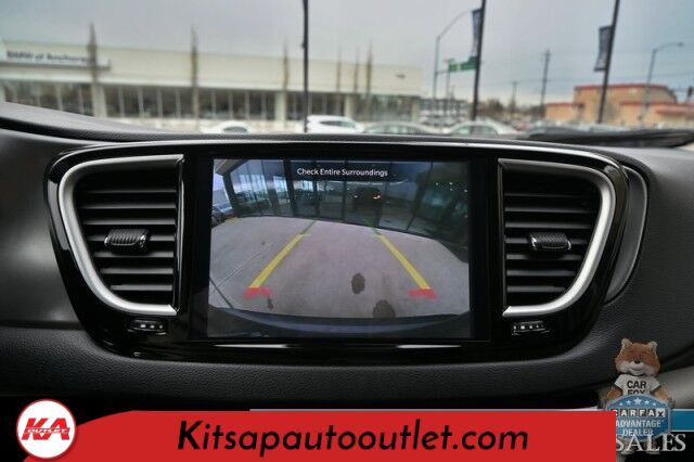 2023 Chrysler Pacifica Touring L / Auto Start / Power & Heated Leather Seats / Heated Steering / Adaptive Cruise / Lane Depart & Blind Spot Alert / Apple CarPlay & Android Auto / Back Up Cam / 3rd Row / Seats 7 / Block Heater / 1-Owner Banglore