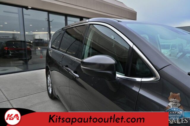 2023 Chrysler Pacifica Touring L / Auto Start / Power & Heated Leather Seats / Heated Steering / Adaptive Cruise / Lane Depart & Blind Spot Alert / Apple CarPlay & Android Auto / Back Up Cam / 3rd Row / Seats 7 / Block Heater / 1-Owner Banglore