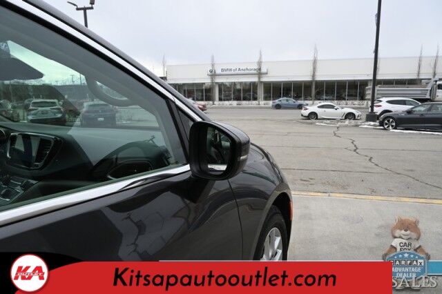 2023 Chrysler Pacifica Touring L / Auto Start / Power & Heated Leather Seats / Heated Steering / Adaptive Cruise / Lane Depart & Blind Spot Alert / Apple CarPlay & Android Auto / Back Up Cam / 3rd Row / Seats 7 / Block Heater / 1-Owner Banglore