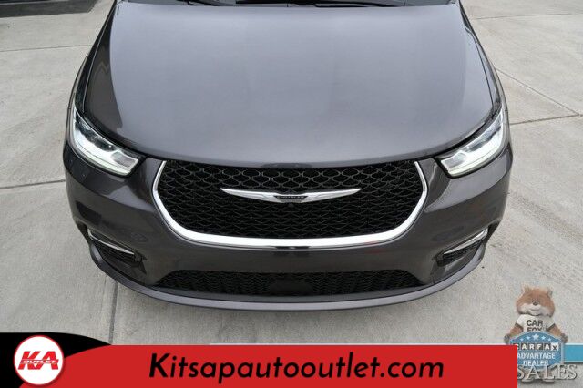 2023 Chrysler Pacifica Touring L / Auto Start / Power & Heated Leather Seats / Heated Steering / Adaptive Cruise / Lane Depart & Blind Spot Alert / Apple CarPlay & Android Auto / Back Up Cam / 3rd Row / Seats 7 / Block Heater / 1-Owner Banglore