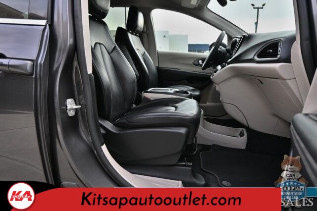 2023 Chrysler Pacifica Touring L / Auto Start / Power & Heated Leather Seats / Heated Steering / Adaptive Cruise / Lane Depart & Blind Spot Alert / Apple CarPlay & Android Auto / Back Up Cam / 3rd Row / Seats 7 / Block Heater / 1-Owner Banglore