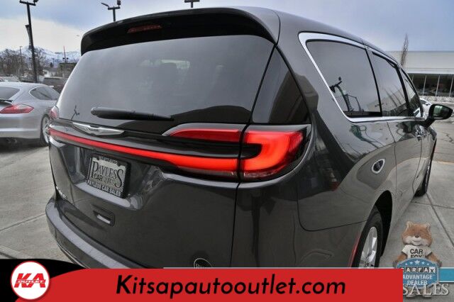 2023 Chrysler Pacifica Touring L / Auto Start / Power & Heated Leather Seats / Heated Steering / Adaptive Cruise / Lane Depart & Blind Spot Alert / Apple CarPlay & Android Auto / Back Up Cam / 3rd Row / Seats 7 / Block Heater / 1-Owner Banglore