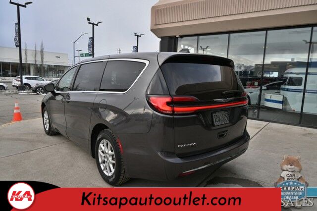 2023 Chrysler Pacifica Touring L / Auto Start / Power & Heated Leather Seats / Heated Steering / Adaptive Cruise / Lane Depart & Blind Spot Alert / Apple CarPlay & Android Auto / Back Up Cam / 3rd Row / Seats 7 / Block Heater / 1-Owner Banglore