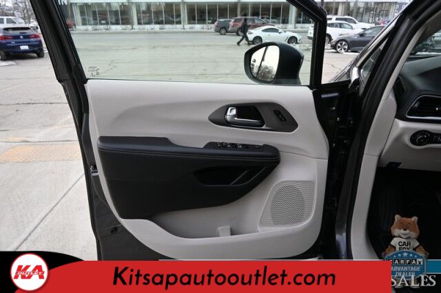 2023 Chrysler Pacifica Touring L / Auto Start / Power & Heated Leather Seats / Heated Steering / Adaptive Cruise / Lane Depart & Blind Spot Alert / Apple CarPlay & Android Auto / Back Up Cam / 3rd Row / Seats 7 / Block Heater / 1-Owner Banglore