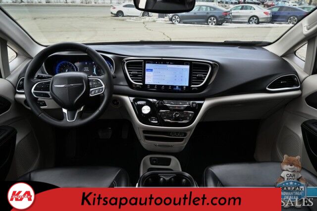 2023 Chrysler Pacifica Touring L / Auto Start / Power & Heated Leather Seats / Heated Steering / Adaptive Cruise / Lane Depart & Blind Spot Alert / Apple CarPlay & Android Auto / Back Up Cam / 3rd Row / Seats 7 / Block Heater / 1-Owner Banglore