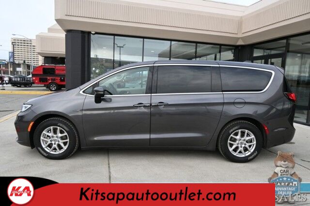 2023 Chrysler Pacifica Touring L / Auto Start / Power & Heated Leather Seats / Heated Steering / Adaptive Cruise / Lane Depart & Blind Spot Alert / Apple CarPlay & Android Auto / Back Up Cam / 3rd Row / Seats 7 / Block Heater / 1-Owner Banglore