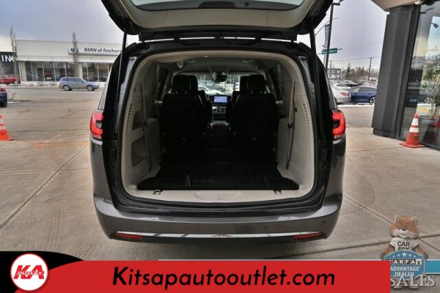 2023 Chrysler Pacifica Touring L / Auto Start / Power & Heated Leather Seats / Heated Steering / Adaptive Cruise / Lane Depart & Blind Spot Alert / Apple CarPlay & Android Auto / Back Up Cam / 3rd Row / Seats 7 / Block Heater / 1-Owner Banglore