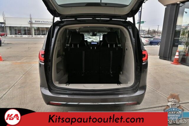 2023 Chrysler Pacifica Touring L / Auto Start / Power & Heated Leather Seats / Heated Steering / Adaptive Cruise / Lane Depart & Blind Spot Alert / Apple CarPlay & Android Auto / Back Up Cam / 3rd Row / Seats 7 / Block Heater / 1-Owner Banglore