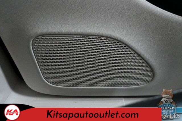 2023 Chrysler Pacifica Touring L / Auto Start / Power & Heated Leather Seats / Heated Steering / Adaptive Cruise / Lane Depart & Blind Spot Alert / Apple CarPlay & Android Auto / Back Up Cam / 3rd Row / Seats 7 / Block Heater / 1-Owner Banglore