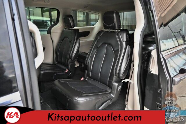 2023 Chrysler Pacifica Touring L / Auto Start / Power & Heated Leather Seats / Heated Steering / Adaptive Cruise / Lane Depart & Blind Spot Alert / Apple CarPlay & Android Auto / Back Up Cam / 3rd Row / Seats 7 / Block Heater / 1-Owner Banglore