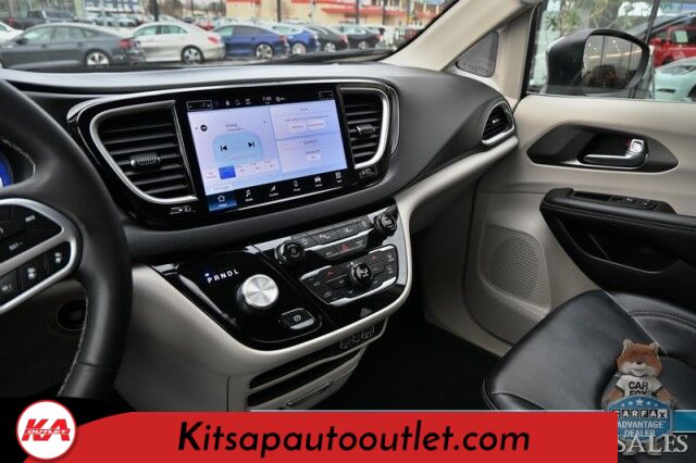 2023 Chrysler Pacifica Touring L / Auto Start / Power & Heated Leather Seats / Heated Steering / Adaptive Cruise / Lane Depart & Blind Spot Alert / Apple CarPlay & Android Auto / Back Up Cam / 3rd Row / Seats 7 / Block Heater / 1-Owner Banglore