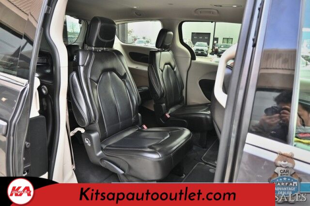 2023 Chrysler Pacifica Touring L / Auto Start / Power & Heated Leather Seats / Heated Steering / Adaptive Cruise / Lane Depart & Blind Spot Alert / Apple CarPlay & Android Auto / Back Up Cam / 3rd Row / Seats 7 / Block Heater / 1-Owner Banglore