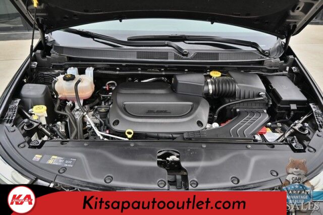 2023 Chrysler Pacifica Touring L / Auto Start / Power & Heated Leather Seats / Heated Steering / Adaptive Cruise / Lane Depart & Blind Spot Alert / Apple CarPlay & Android Auto / Back Up Cam / 3rd Row / Seats 7 / Block Heater / 1-Owner Banglore