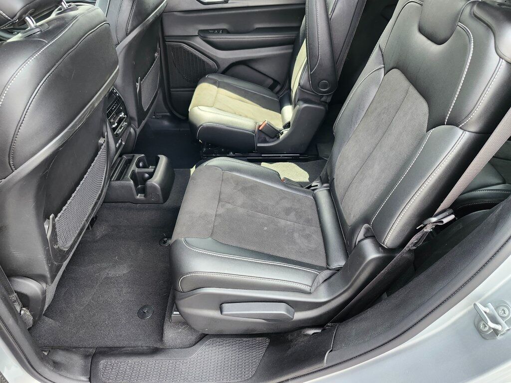 2023 Jeep Grand Cherokee L Altitude Green Bay WI