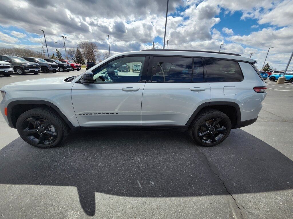 2023 Jeep Grand Cherokee L Altitude Green Bay WI
