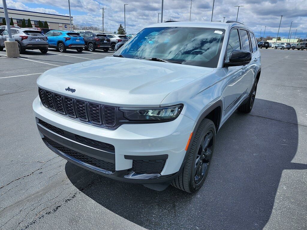2023 Jeep Grand Cherokee L Altitude Green Bay WI
