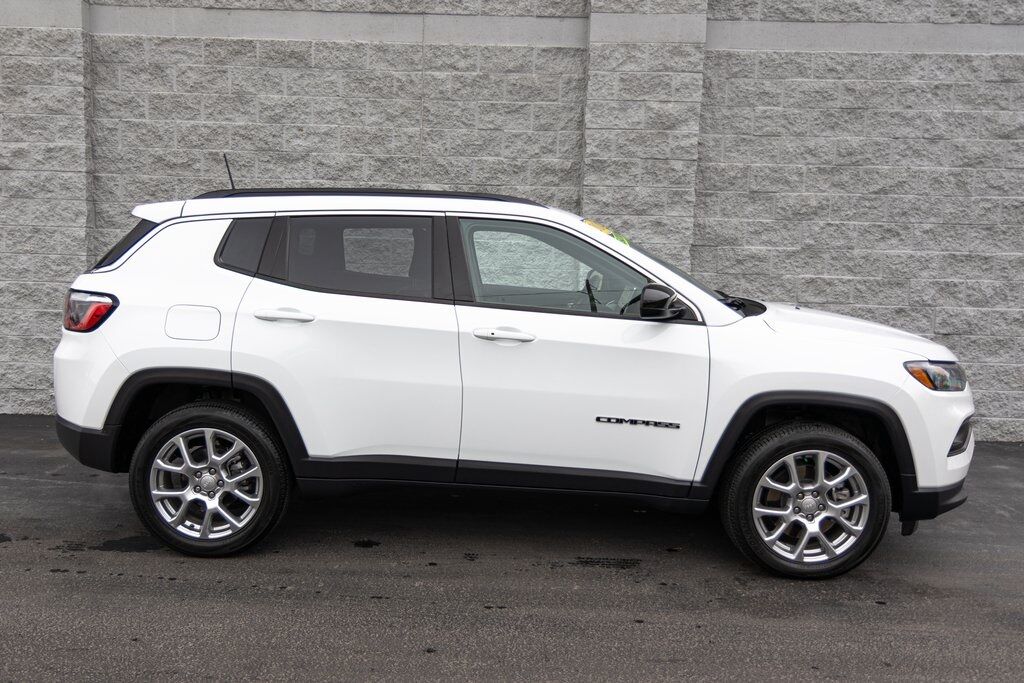2024 Jeep Compass Latitude Lux Kenosha WI