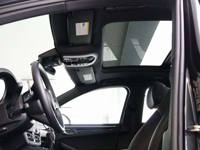2024 Porsche Macan  Merriam KS