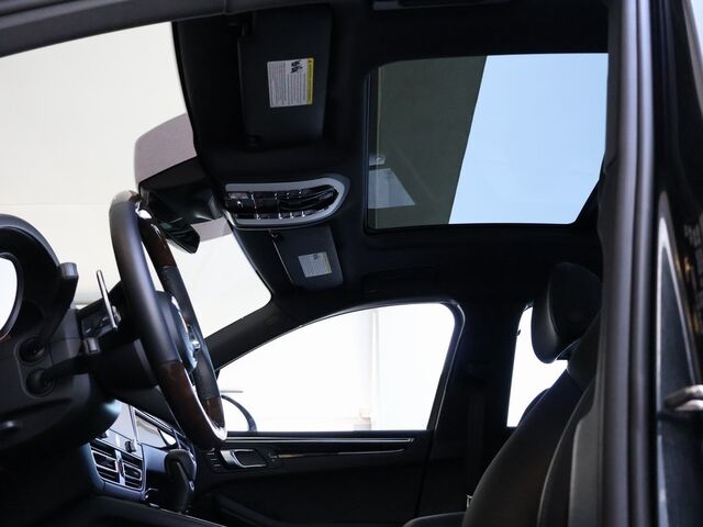 2024 Porsche Macan  Merriam KS