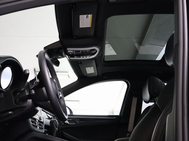 2024 Porsche Macan  Merriam KS