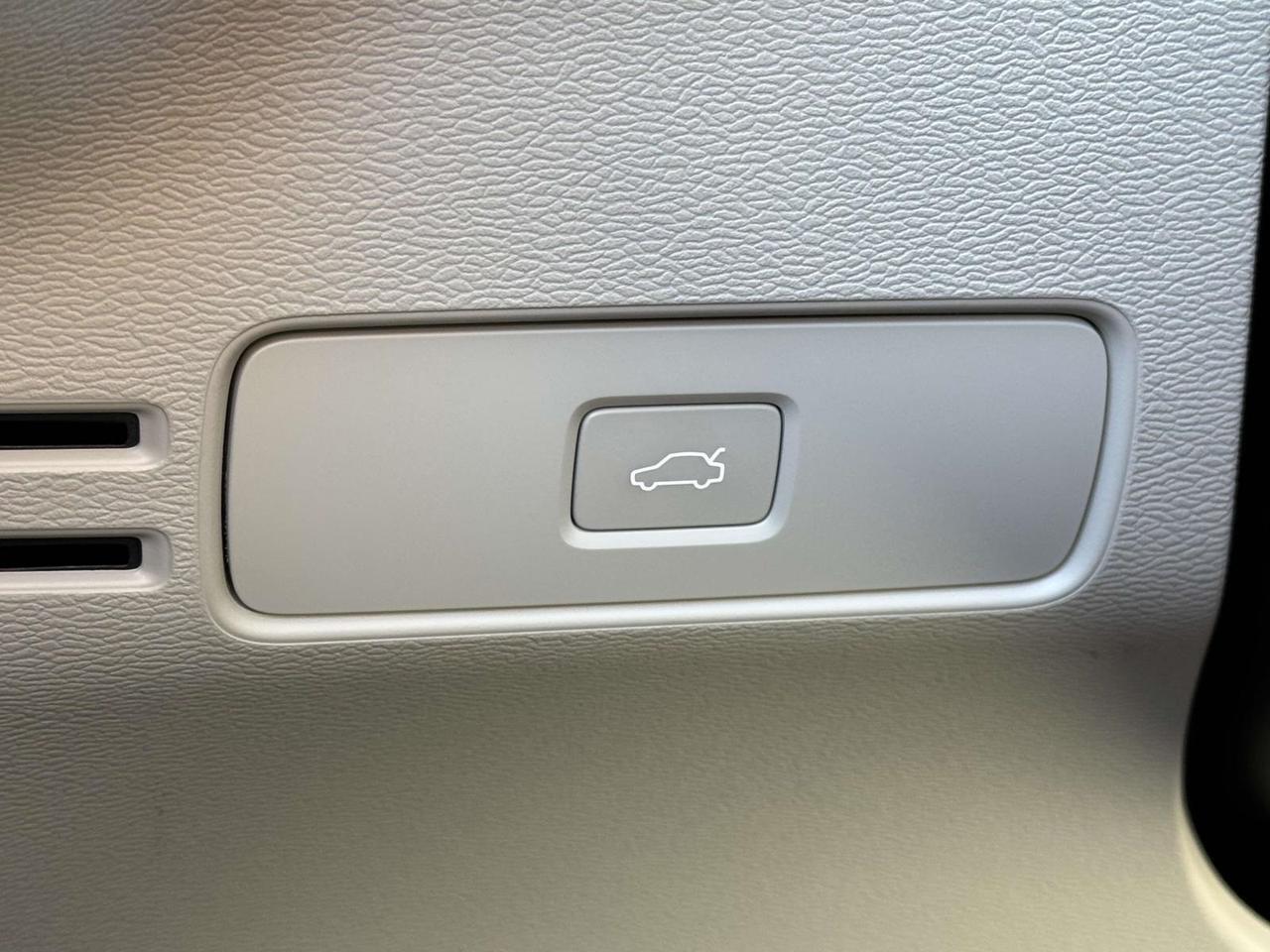 2024 Volvo XC40 Ultimate Fredericksburg VA