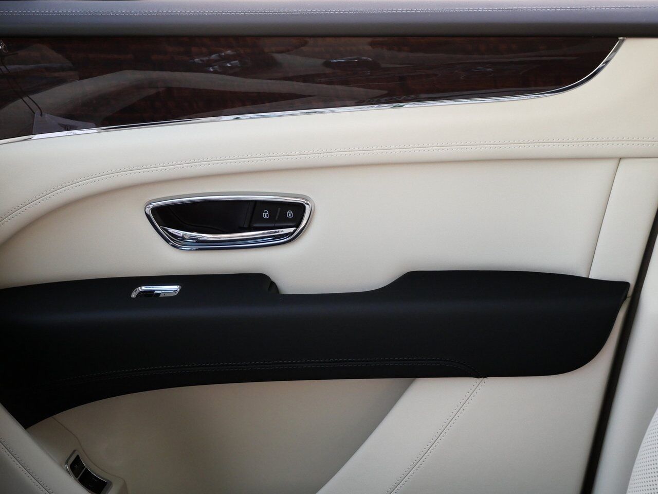 2025 Bentley Bentayga EWB Lawrence KS