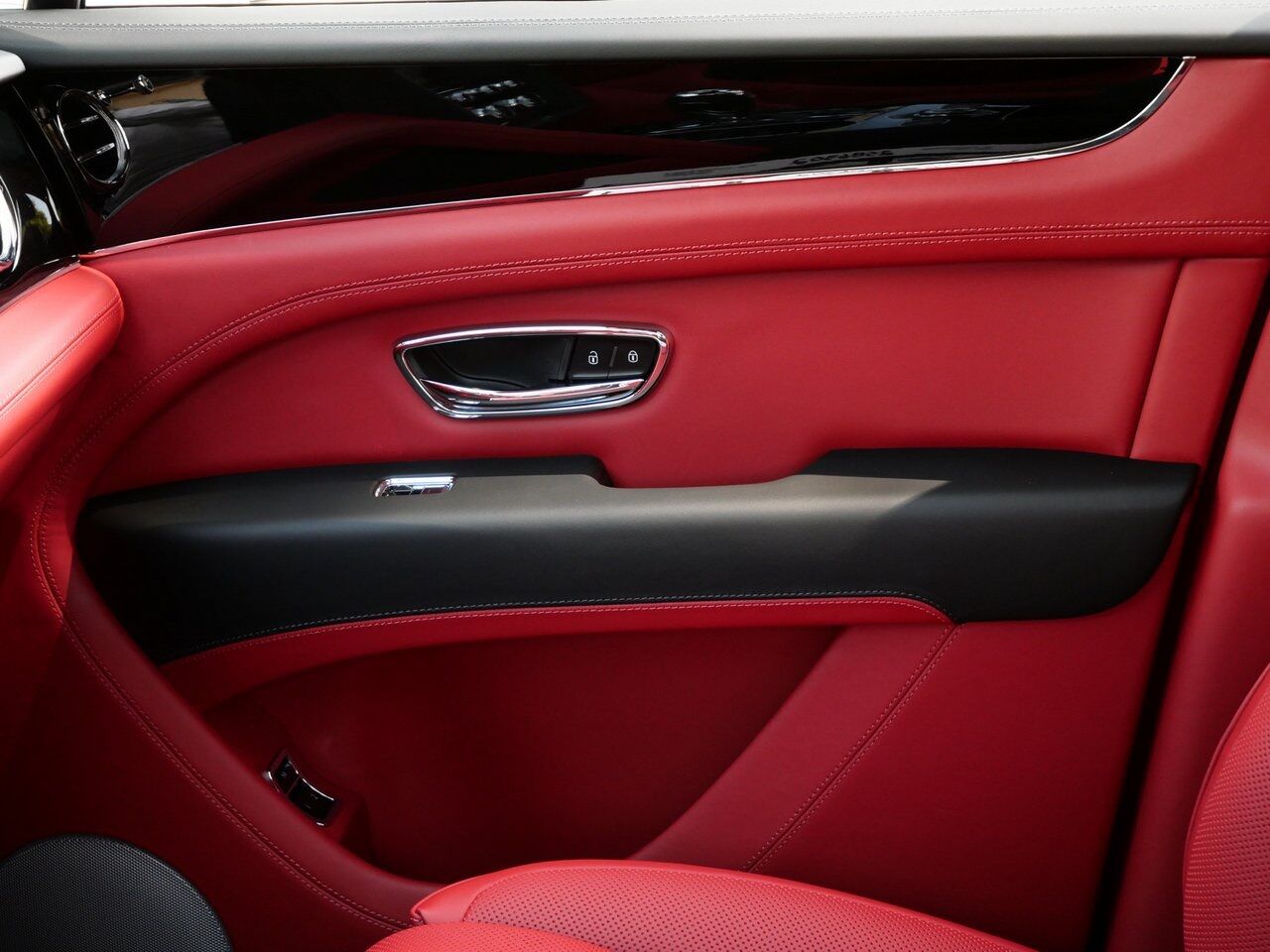 2025 Bentley Bentayga V8 Lawrence KS