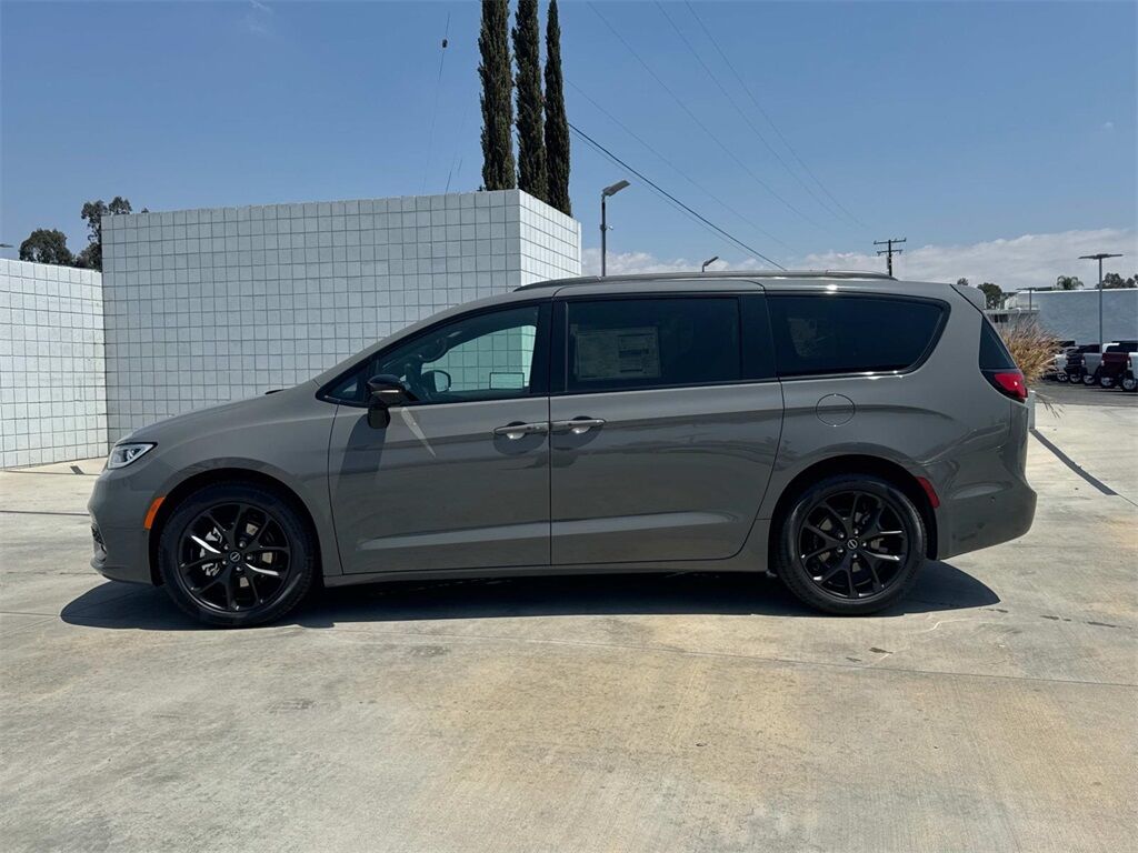 2025 Chrysler Pacifica Limited Quincy MA