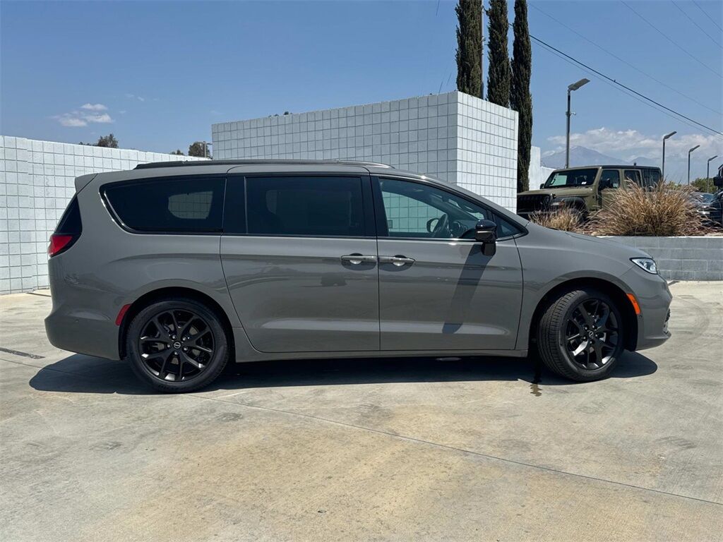 2025 Chrysler Pacifica Limited Quincy MA