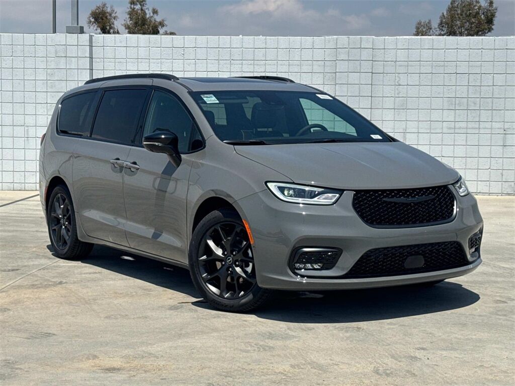 2025 Chrysler Pacifica Limited Quincy MA