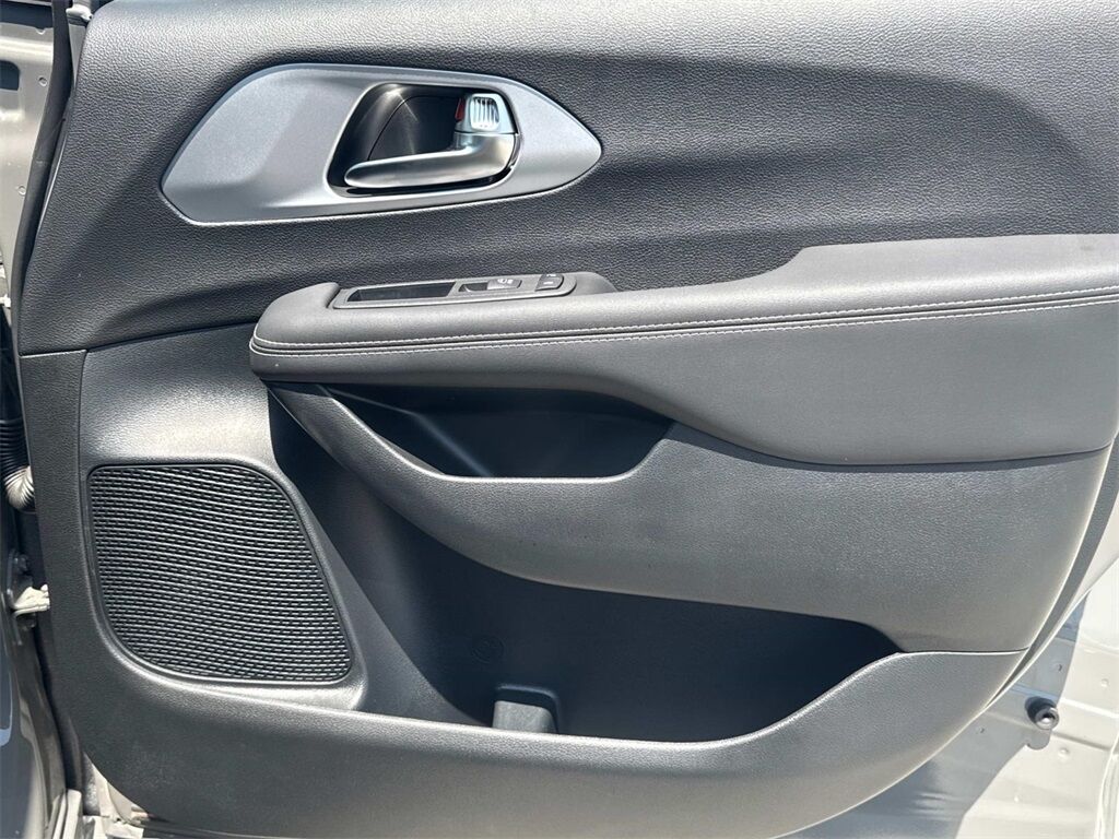 2025 Chrysler Pacifica Limited Quincy MA