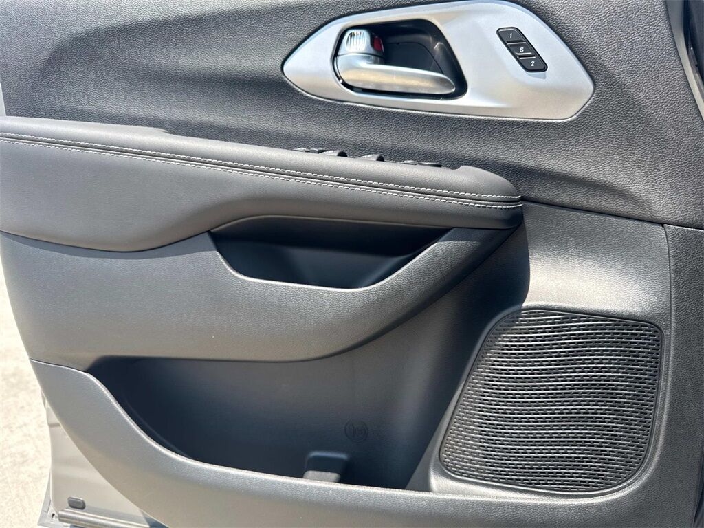 2025 Chrysler Pacifica Limited Quincy MA