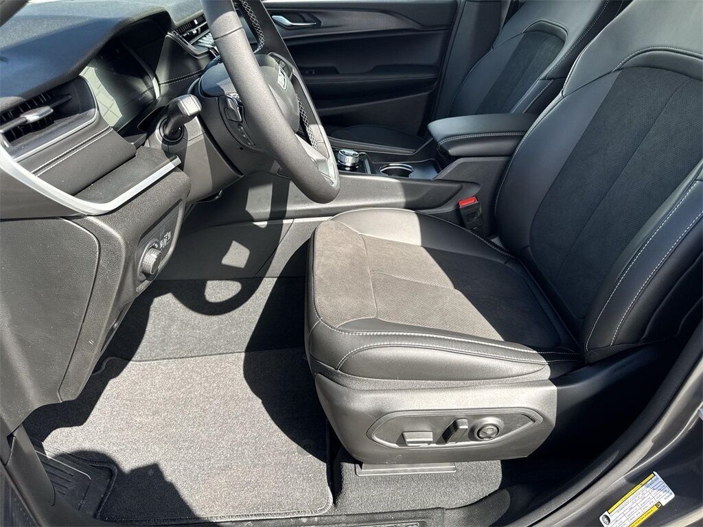 2025 Jeep Grand Cherokee Altitude Quincy MA