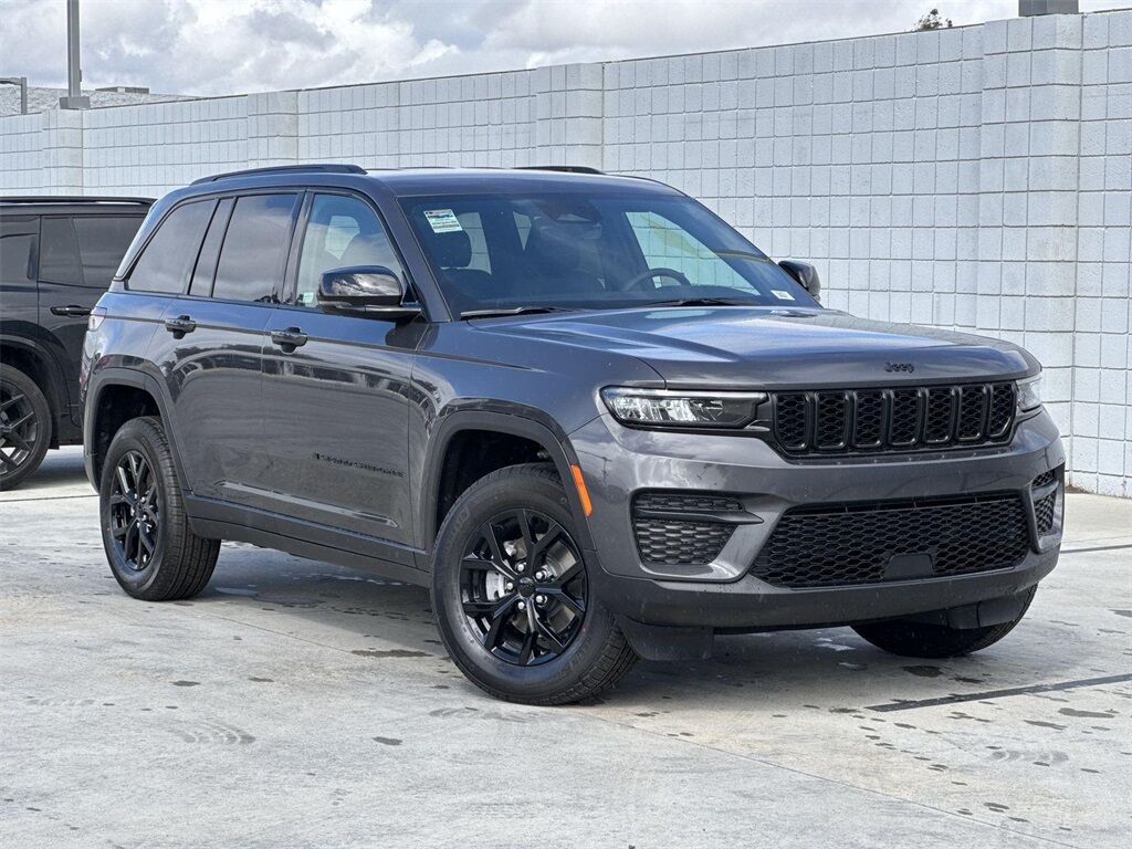 2025 Jeep Grand Cherokee Altitude Quincy MA
