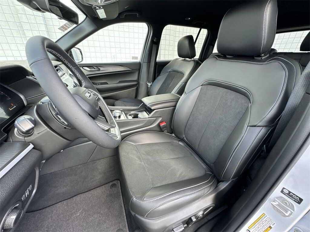 2025 Jeep Grand Cherokee Altitude Quincy MA