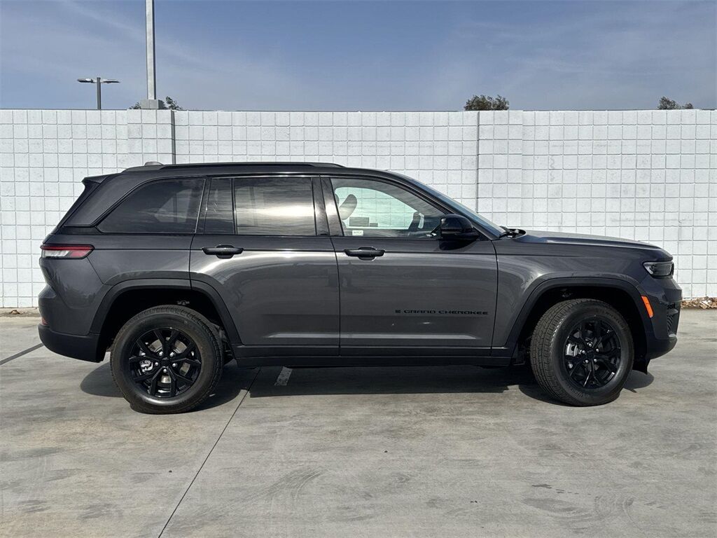 2025 Jeep Grand Cherokee Altitude Quincy MA