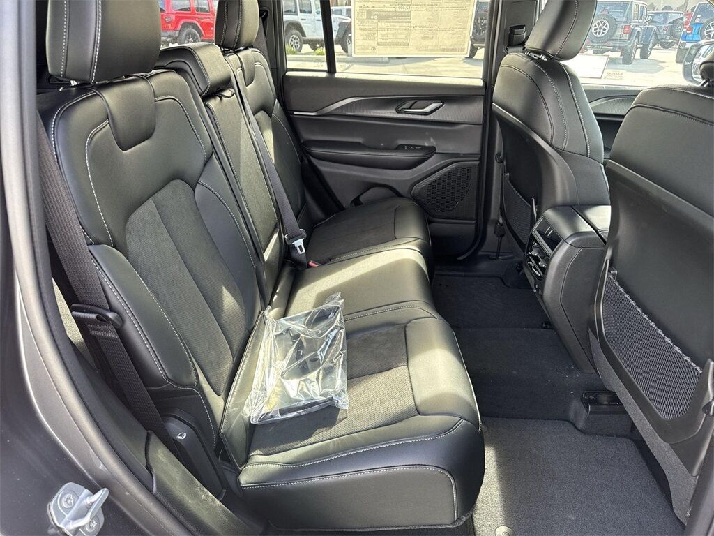 2025 Jeep Grand Cherokee Altitude Quincy MA