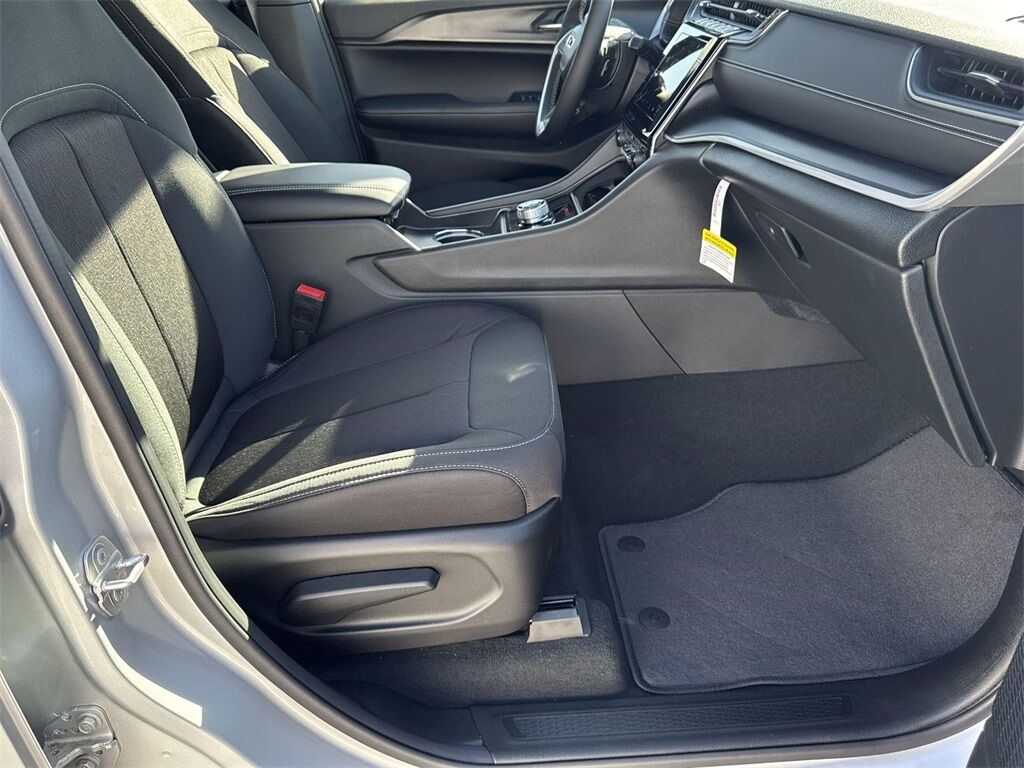 2025 Jeep Grand Cherokee Laredo Quincy MA