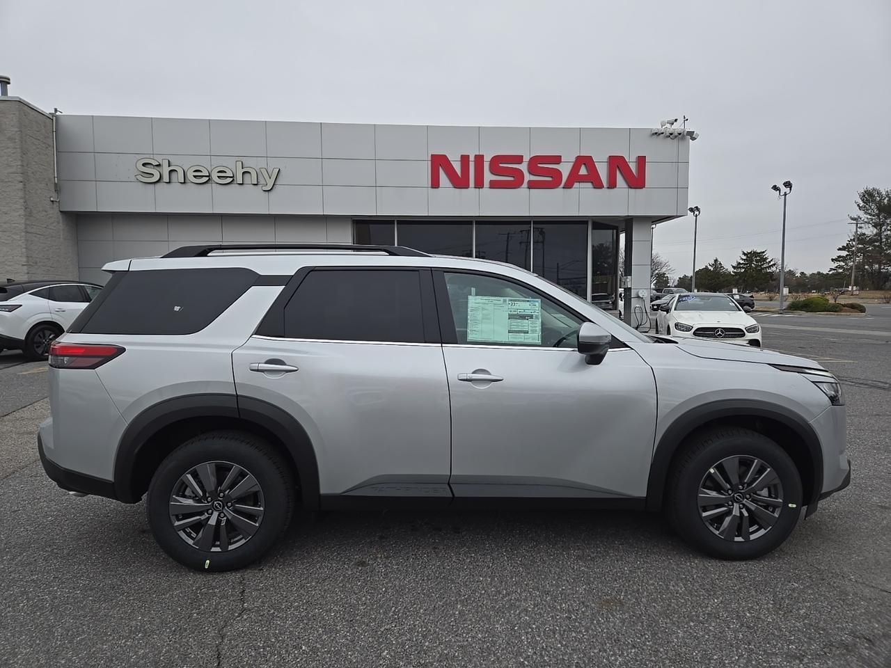 2025 Nissan Pathfinder SV