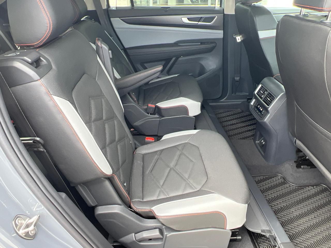 2025 Volkswagen Atlas 2.0T Peak Edition SE Hagerstown MD